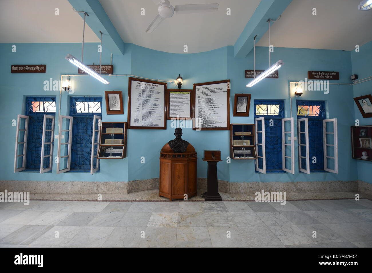 Vidyasagar Smriti Mandir interni (il luogo di nascita di Ishwar Chandra Vidyasagar). Villaggio Birsingha, West Midnapore, Bengala occidentale. India. Foto Stock