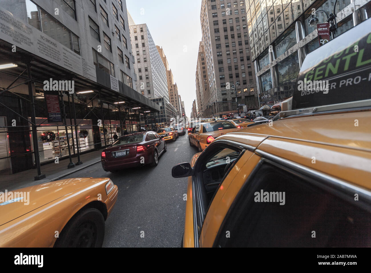 LEXINGTON AVENUE, NEW YORK CITY, Stati Uniti d'America - 13 novembre 2010: yellow cabs, taxi e autovetture, accodamento di traffico in Lexington Avenue Foto Stock