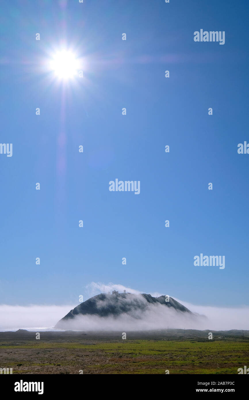 Nebel und Sonne Ÿber punto Sur, Halbinsel an der California State Route 1, Highway 1, KŸstenstrasse entlang des Pazifischen Ozeans, Kalifornien, STATI UNITI D'AMERICA Foto Stock