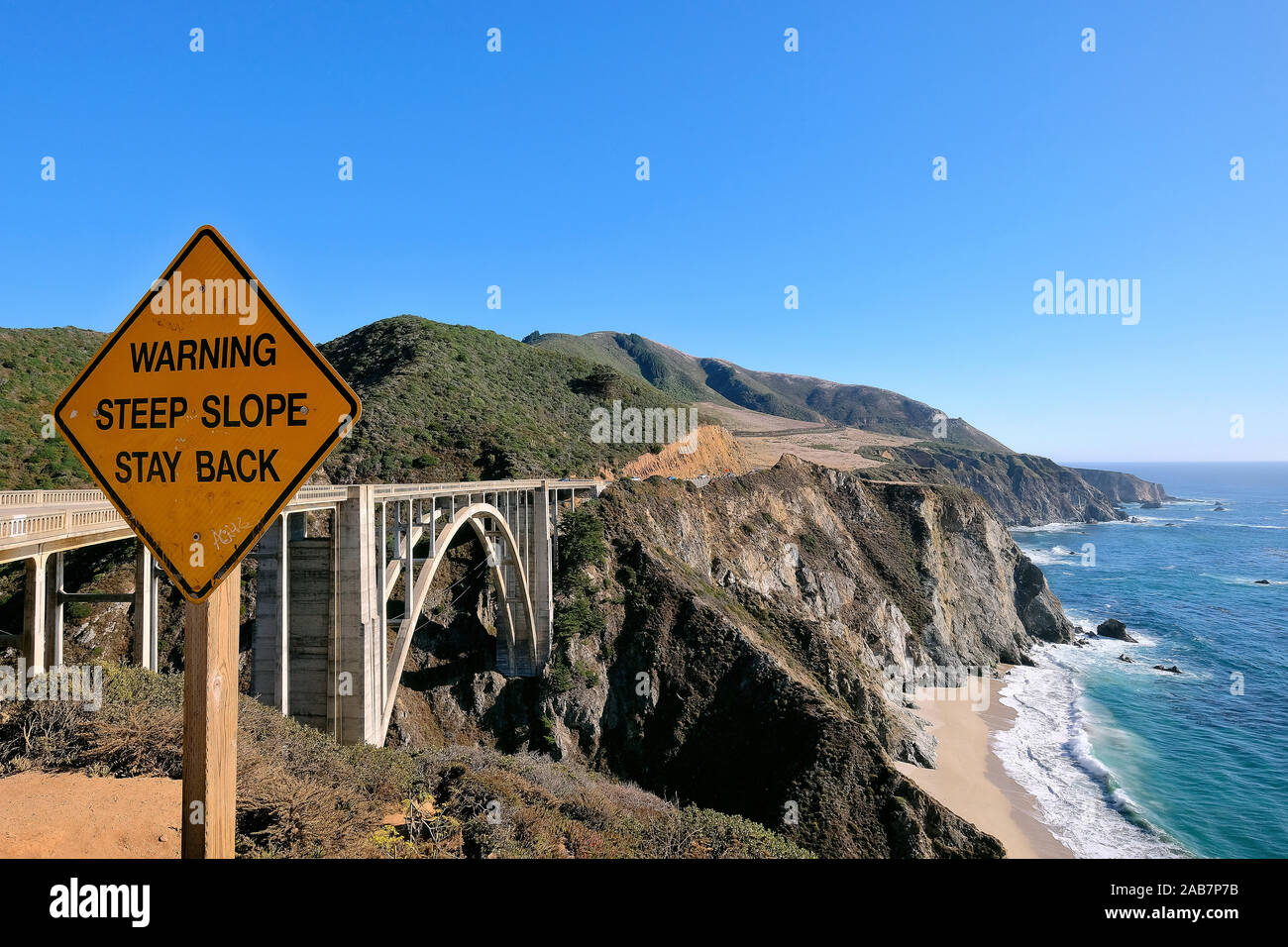 Cartelli di avvertimento al Bixby Creek Bridge, California State Route 1, Highway 1, strada costiera lungo l'Oceano Pacifico, CALIFORNIA, STATI UNITI D'AMERICA Foto Stock