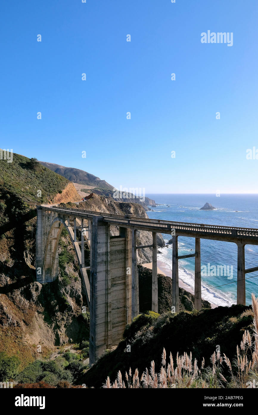 Bixby Creek ponte, ponte di arco concreto alla California State Route 1, Highway 1, strada costiera lungo l'Oceano Pacifico, CALIFORNIA, STATI UNITI D'AMERICA Foto Stock