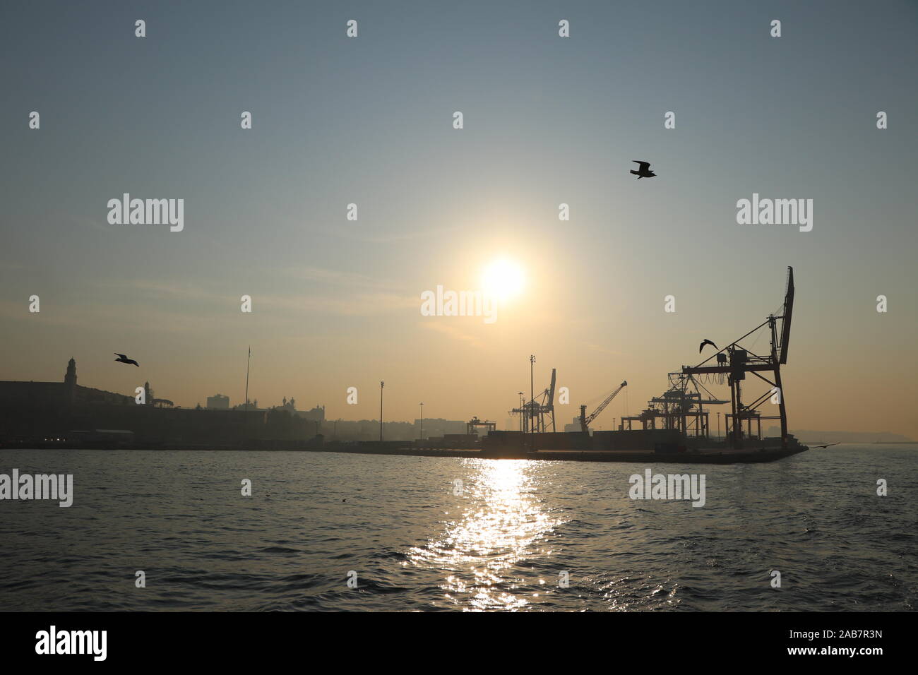 Bel tramonto a Istanbul, Turkiye. Foto scattata dal traghetto per Kadıkoy Karakoy Foto Stock