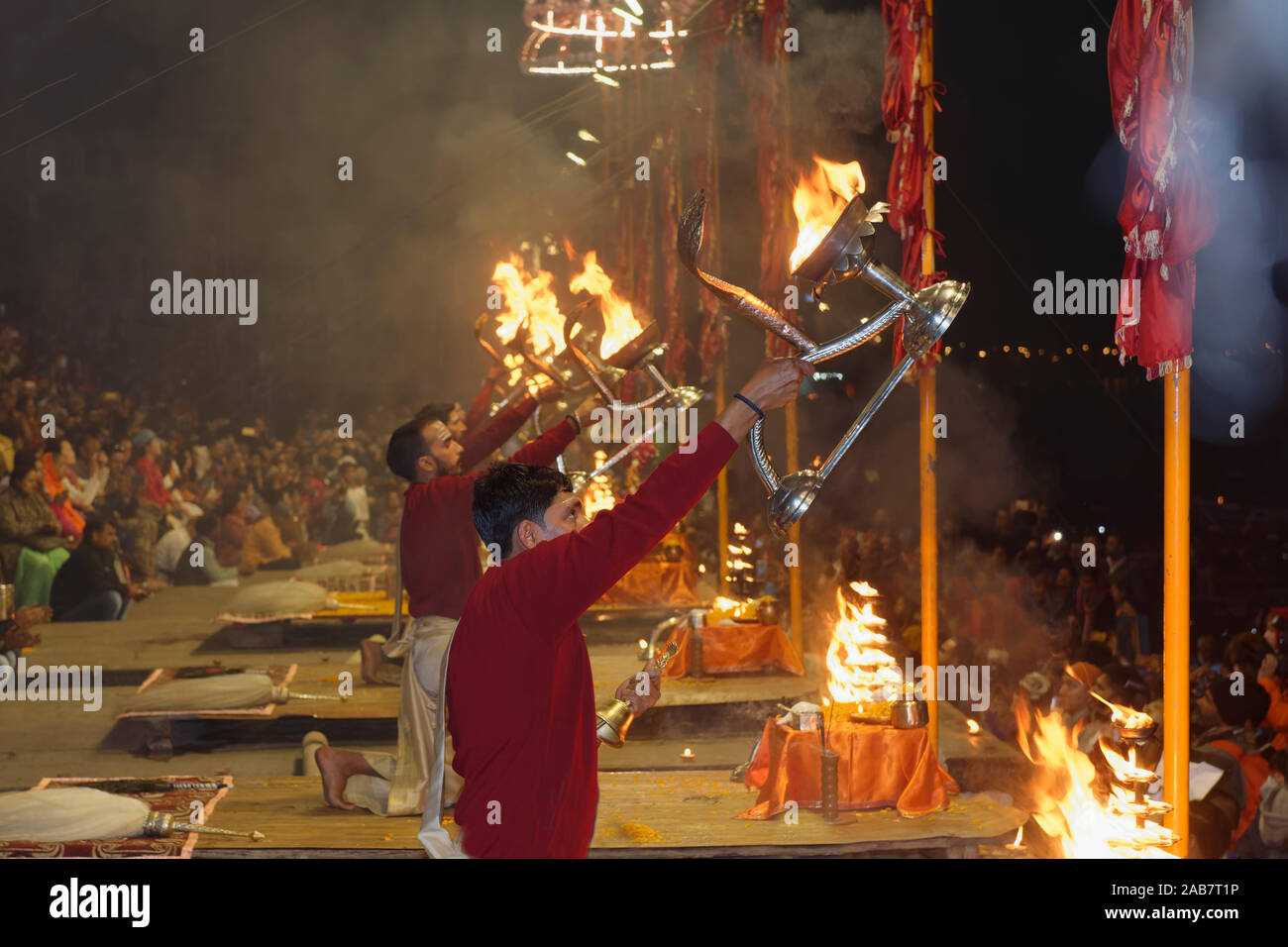 I sacerdoti che celebrano la vita sul fiume Gange, Aarti offrendo incenso, Dashashwamedh Ghat Varanasi, Uttar Pradesh, India, Asia Foto Stock