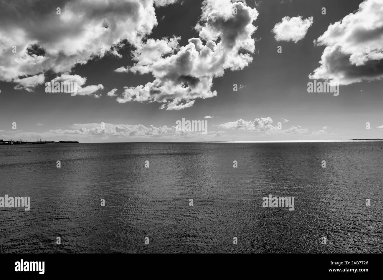 Vista panoramica del mare contro il cielo. Foto Stock