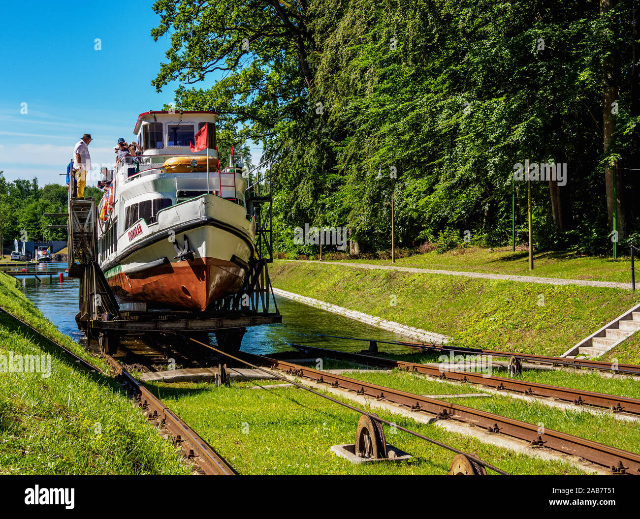 Imbarcazione turistica in base a piano inclinato in Buczyniec, Elblag Canal, Warmian-Masurian voivodato, Polonia, Europa Foto Stock