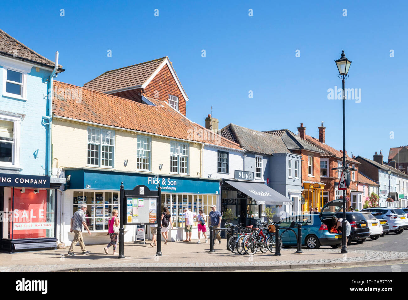 Aldeburgh High Street con persone navigando attraverso piccoli negozi, Aldeburgh, Suffolk, Inghilterra, Regno Unito, Europa Foto Stock