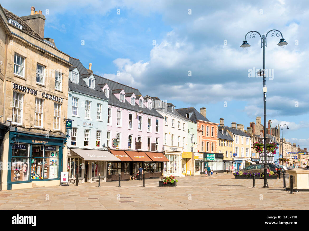 Negozi e imprese sul mercato, Cirencester Town Center, Cirencester, Wiltshire, Inghilterra, Regno Unito, Europa Foto Stock