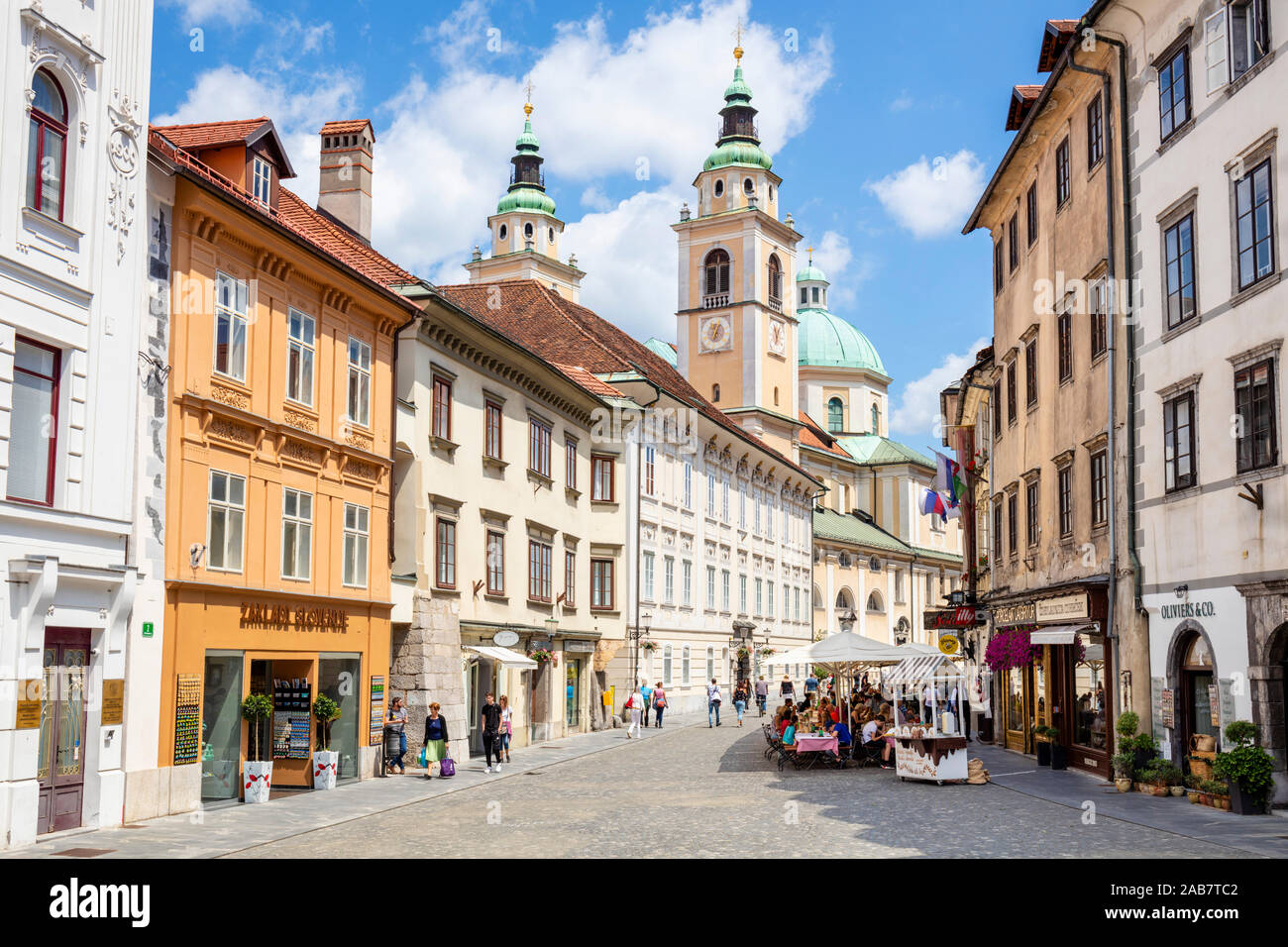 Persone che camminano verso la Cattedrale cattolica romana (Lubiana Cattedrale) su Cirillo Metodio Square, Città Vecchia, Lubiana, Slovenia, Europa Foto Stock