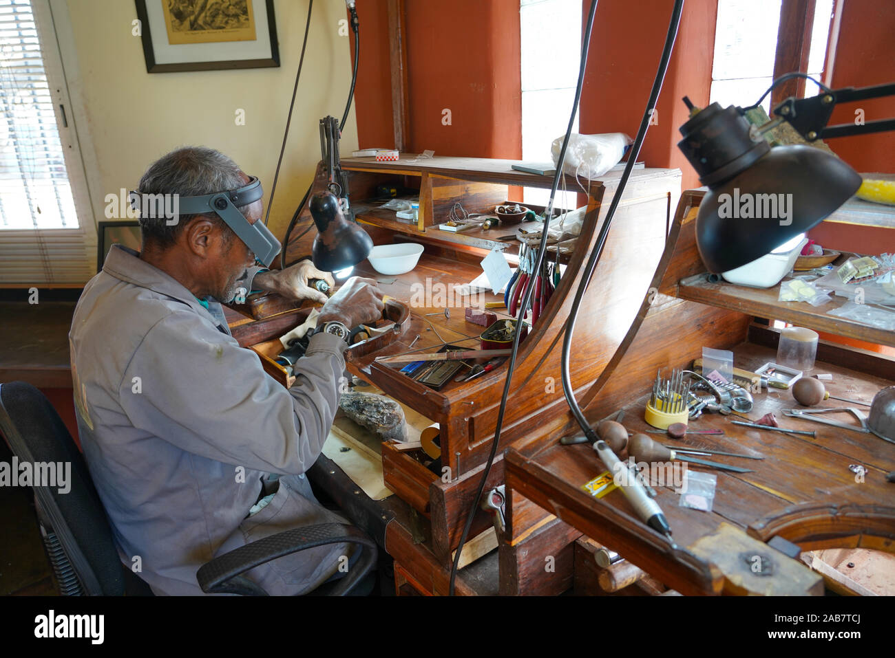 Gemologist funzionante a una gemma acquirente shop, Ilakaka miniere di zaffiro, Fianarantsoa provincia, regione di Ihorombe, Madagascar meridionale, Africa Foto Stock