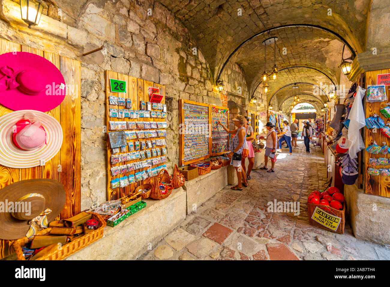 Vista della Città Vecchia di bancarelle del mercato di Kotor, Sito Patrimonio Mondiale dell'UNESCO, Kotor, Montenegro, Europa Foto Stock