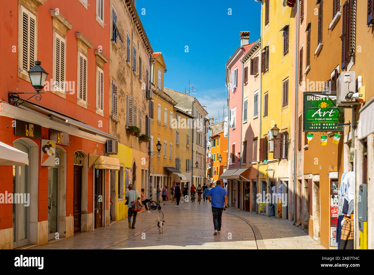 Vista di negozi e persone in una colorata città vecchia, Rovigno, Istria, Croazia, Adriatico, Europa Foto Stock
