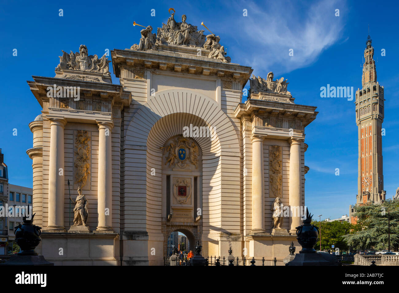 La Porte de Paris con il campanile del municipio, Lille, Nord, Francia, Europa Foto Stock