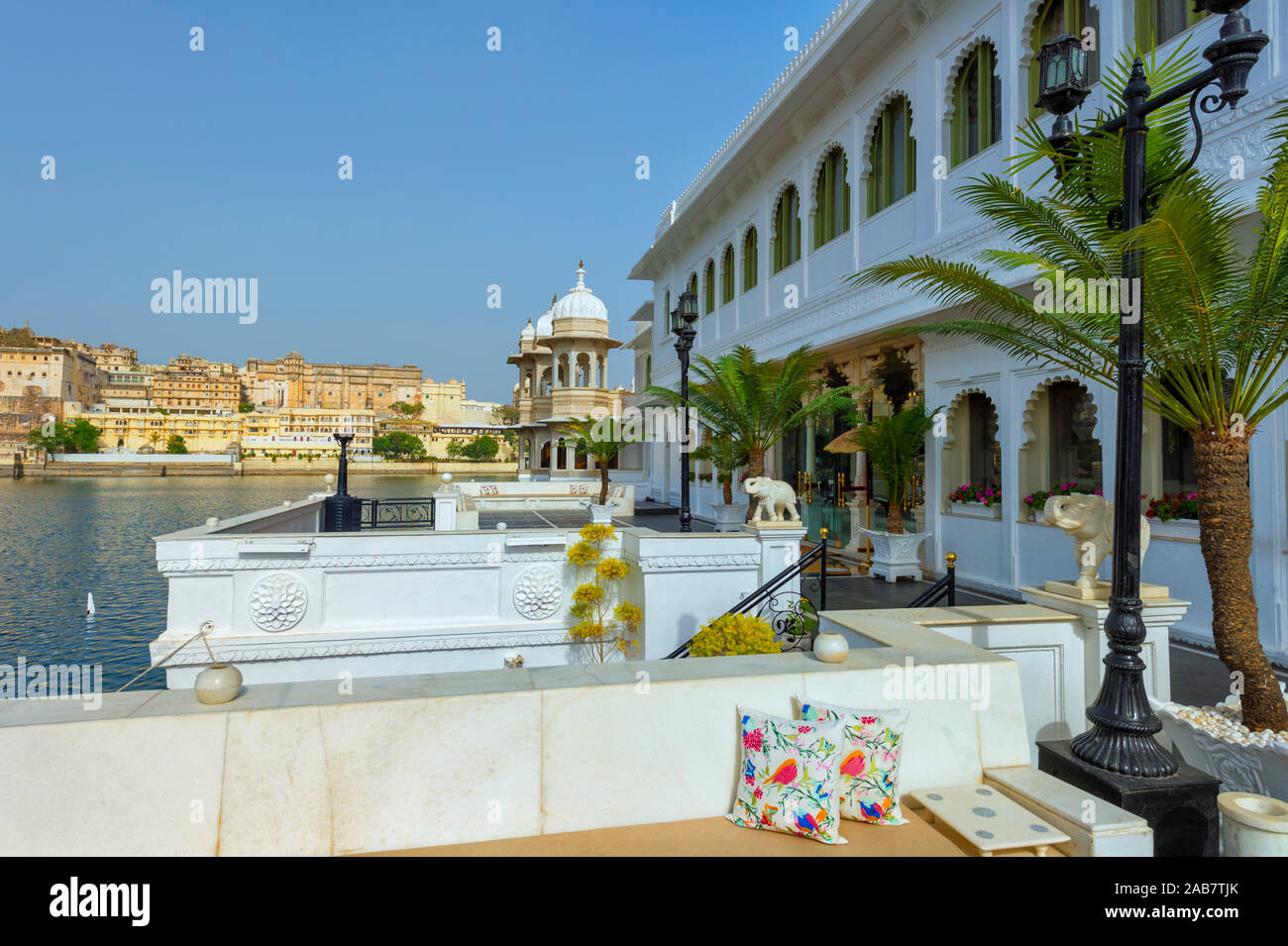 Lake Palace Hotel e vista sul Palazzo di Città, Udaipur, Rajasthan, India, Asia Foto Stock