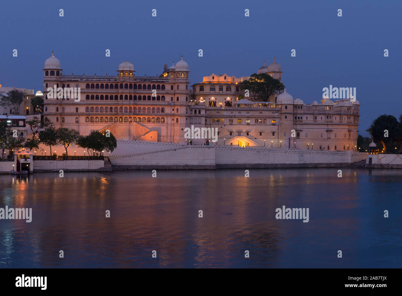 Palazzo della città e del Lago Pichola al tramonto, Udaipur, Rajasthan, India, Asia Foto Stock