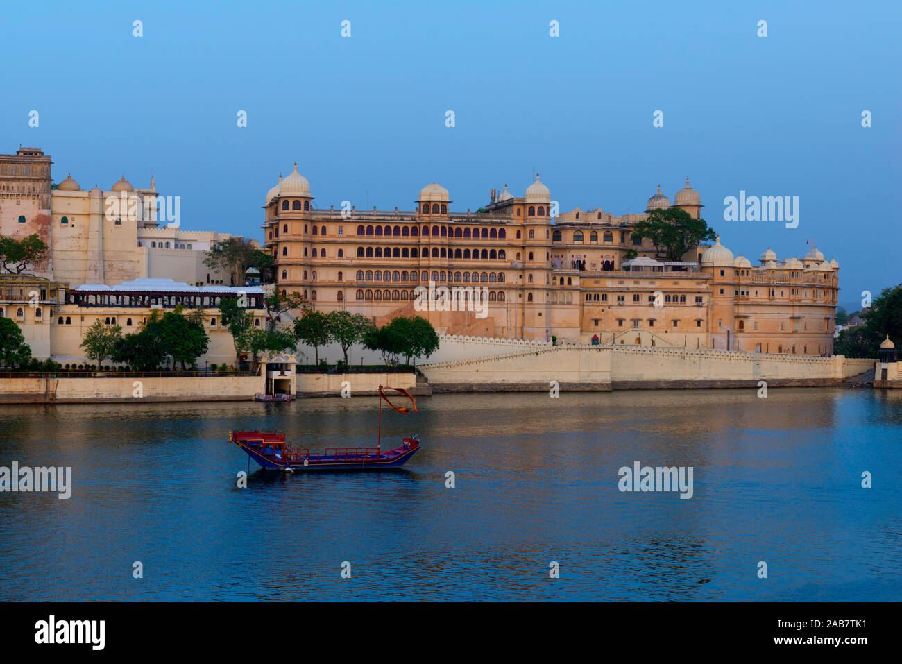 Palazzo della città e del Lago Pichola, Udaipur, Rajasthan, India, Asia Foto Stock
