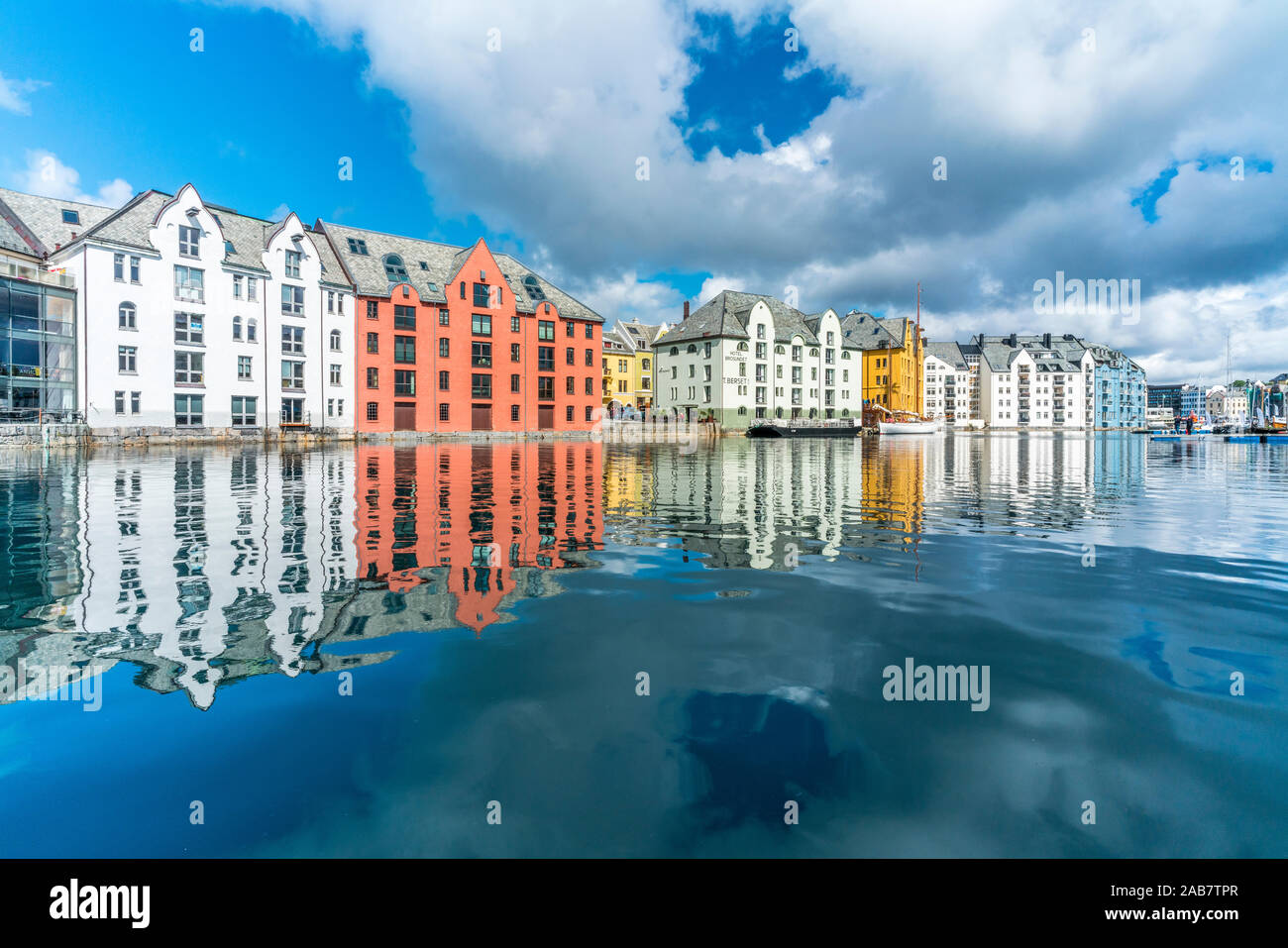 Art Nouveau case in stile specchiato in Brosundet canal, Alesund, More og Romsdal county, Norvegia, Scandinavia, Europa Foto Stock