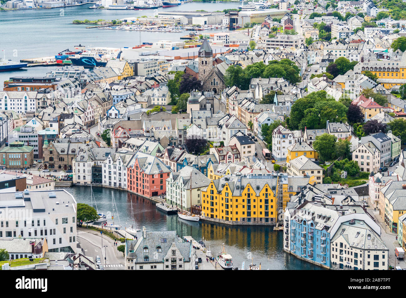 Vista in elevazione del coloratissimo Art Nouveau case in stile lungo Brosundet canal, Alesund, More og Romsdal county, Norvegia, Scandinavia, Europa Foto Stock