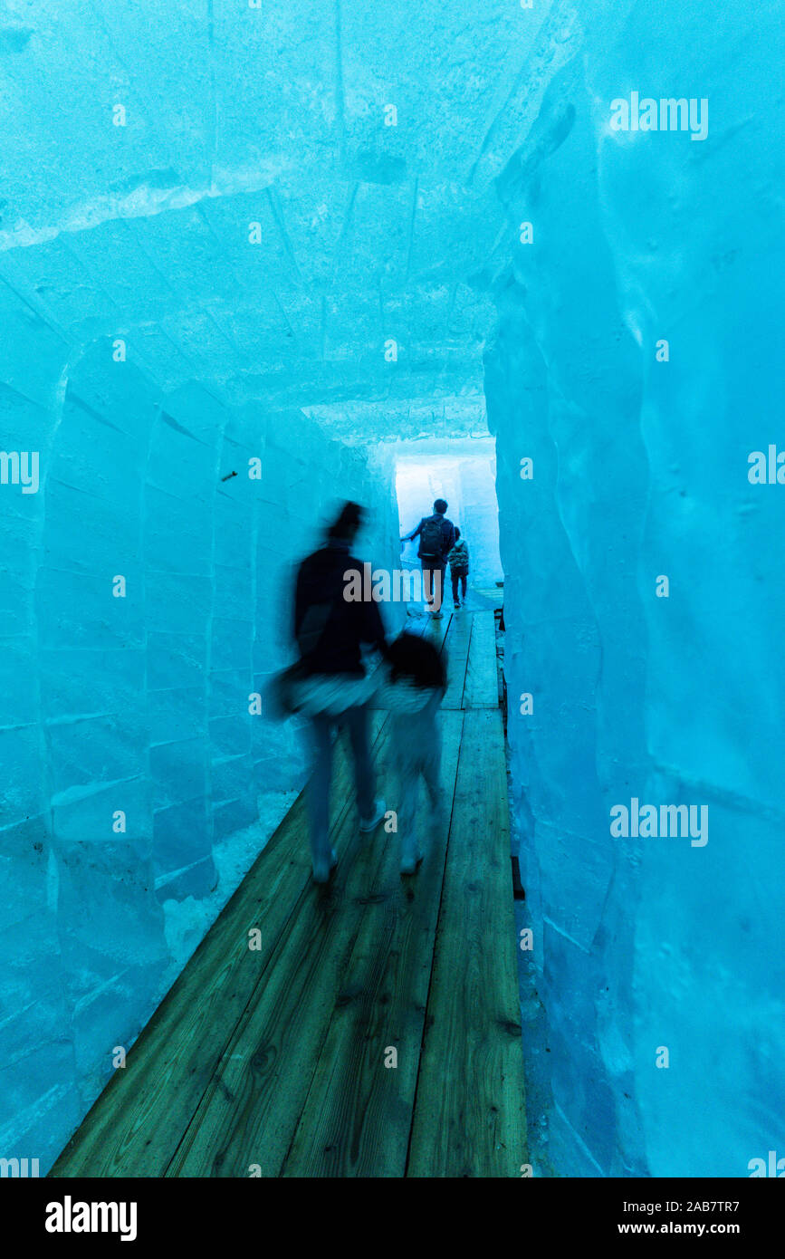 I turisti a piedi nella grotta di ghiaccio all'interno del ghiacciaio del Rodano, Gletsch, Canton Vallese, Svizzera, Europa Foto Stock