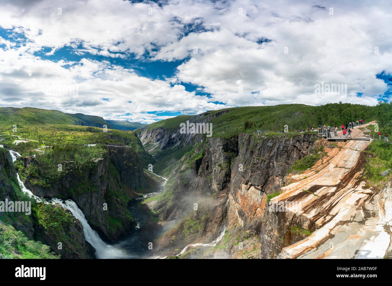 Gli escursionisti ammirando Voringsfossen cascata dalla sopra canyon, Eidfjord, Hordaland county, Norvegia, Scandinavia, Europa Foto Stock