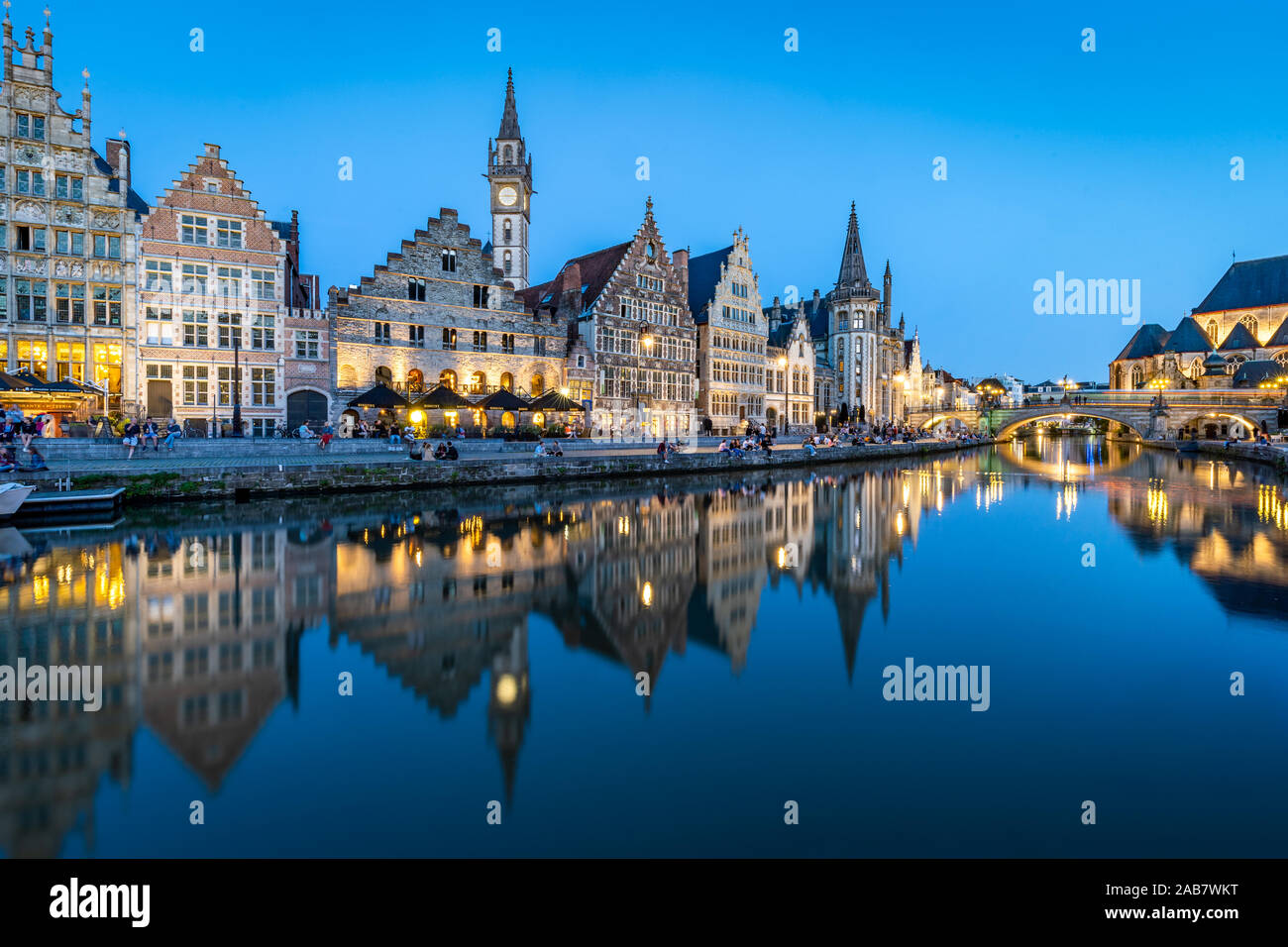 Graslei Quay nel centro storico della città di Gand, speculare nel fiume Lys durante l ora di blu, Ghent, Belgio, Europa Foto Stock