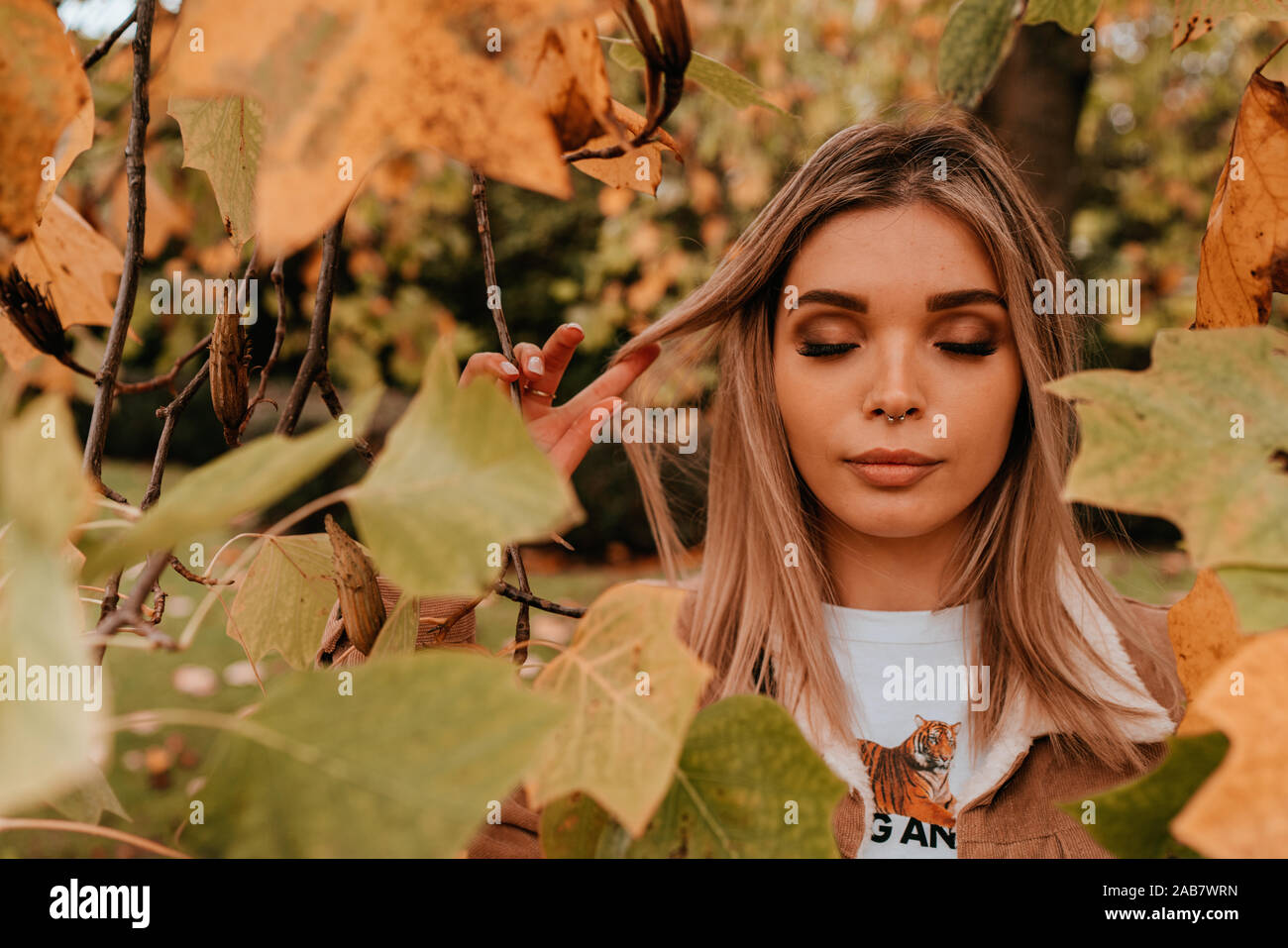 Affascinante Ritratto di giovane donna con capelli biondi, Street Style, ponendo all'aperto Foto Stock