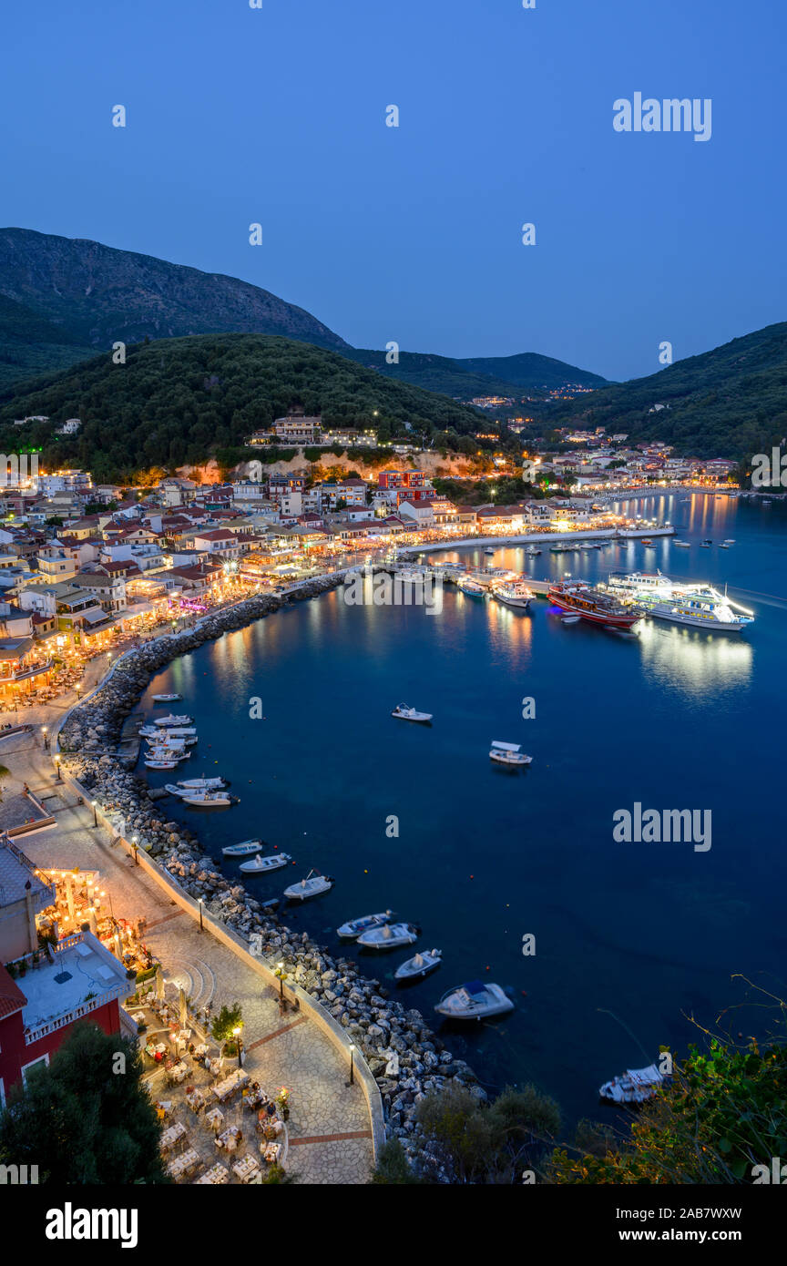 Vista in elevazione di Parga città di sera, Parga, Preveza, Grecia, Europa Foto Stock