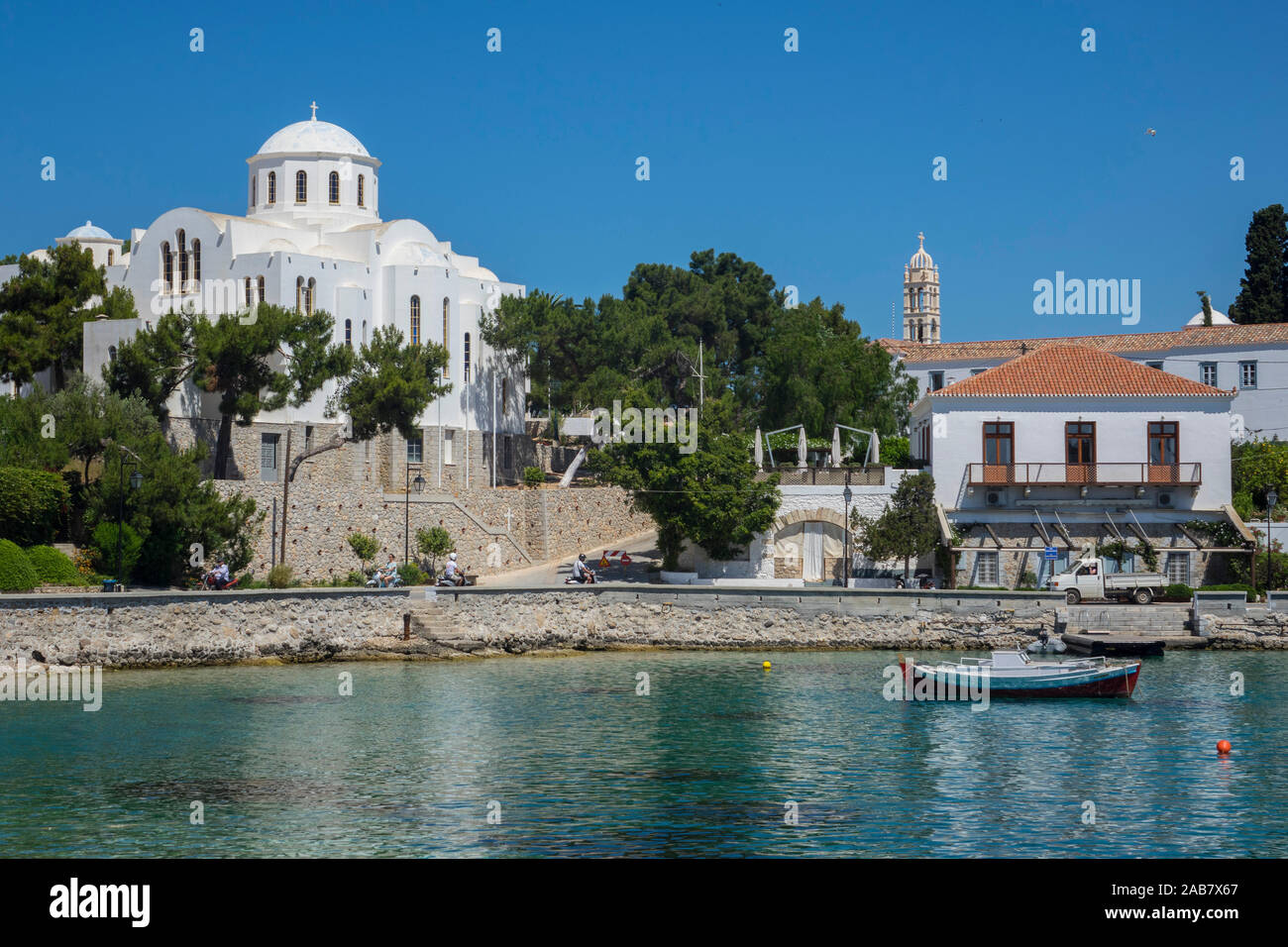 Il vecchio porto e la Chiesa dei Tre Martiri di Spetses, Spetses, isole Saroniche, isole greche, Grecia, Europa Foto Stock