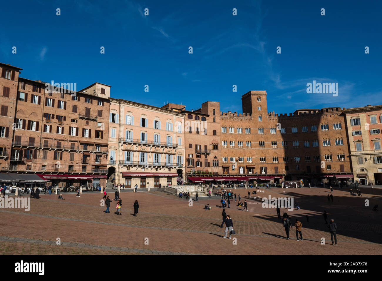 Una vista di Piazza del Campo, Sito Patrimonio Mondiale dell'UNESCO, Siena, Toscana, Italia, Europa Foto Stock