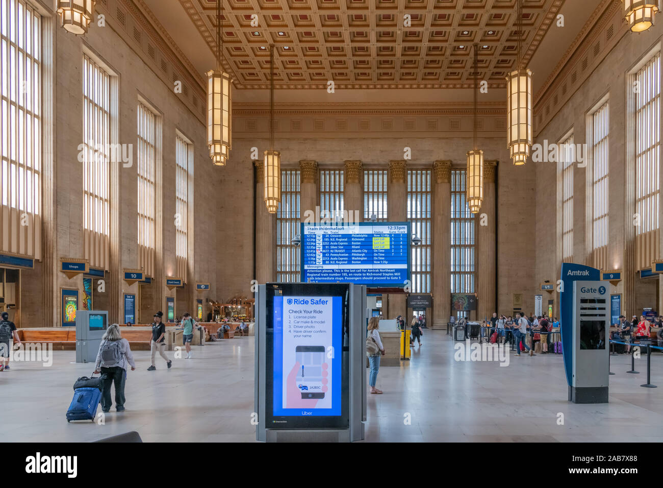 La grande sala di attesa del trentesimo Street Station, uno di noi di Chongqing, è rivestito in travertino e ha un oro, rosso e crema soffitto a cassettoni . Foto Stock
