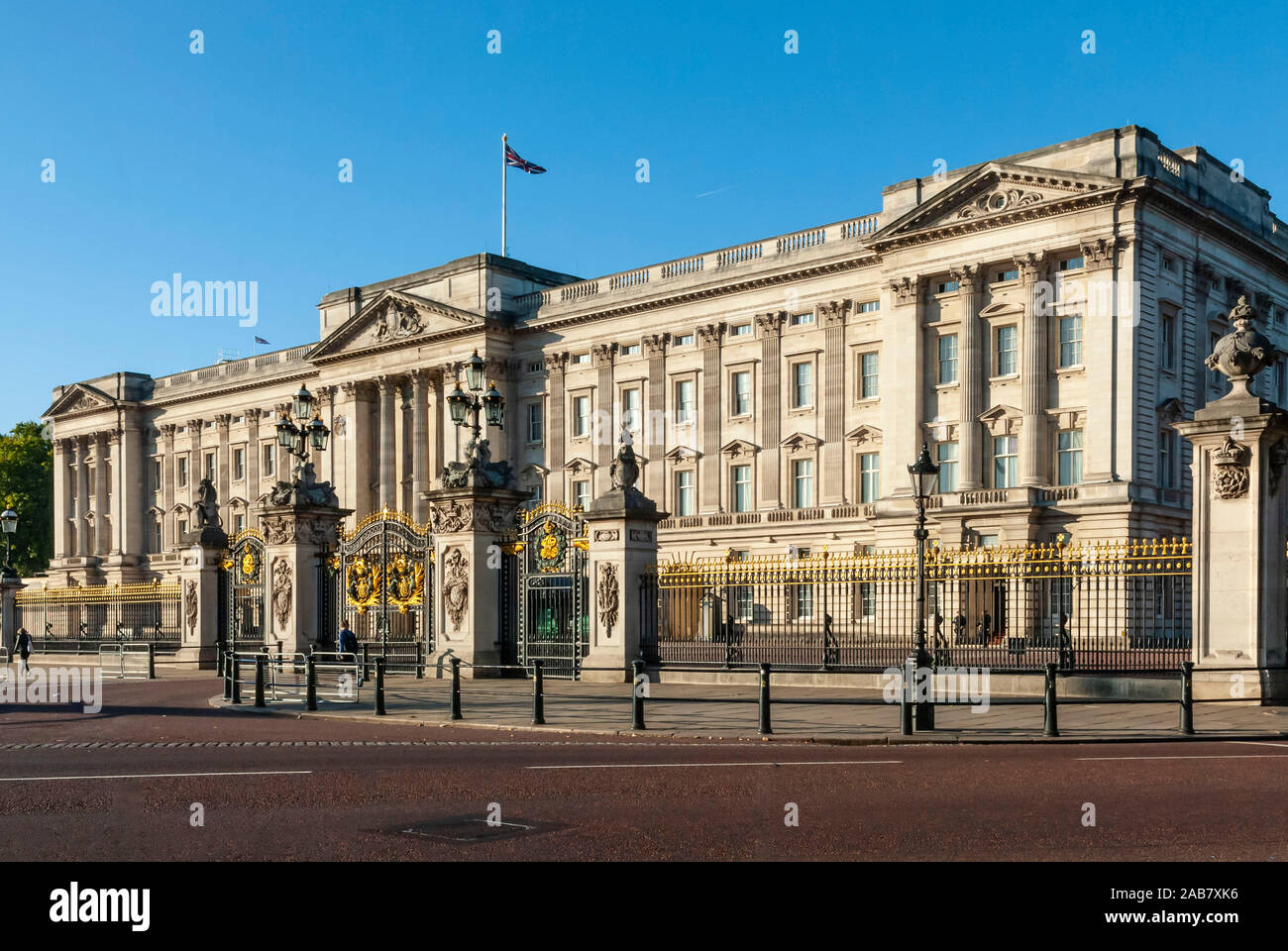 Buckingham Palace, nei pressi di Green Park a Londra, Inghilterra, Regno Unito, Europa Foto Stock
