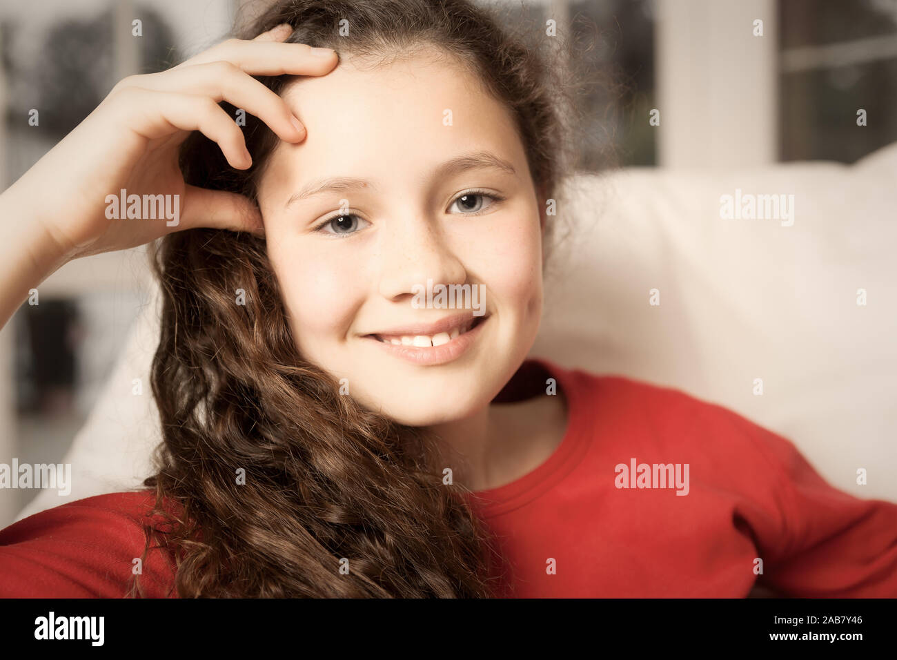 Ein Portrait eines jungen Maedchens im Roten Pullover Foto Stock