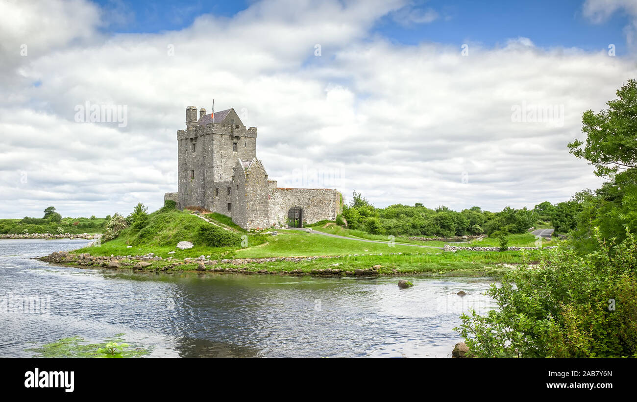 Ein HDR-Bild vom Dunguaire Castle in Irlanda, Europa Foto Stock