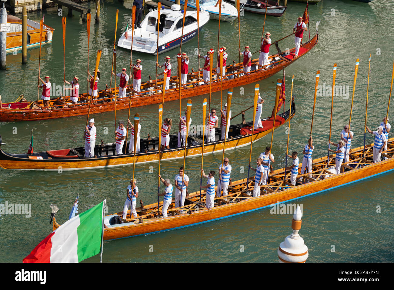 Le imbarcazioni del corteo storico per la regata storica sul Canal Grande di Venezia, Sito Patrimonio Mondiale dell'UNESCO, Veneto, Italia, Europa Foto Stock