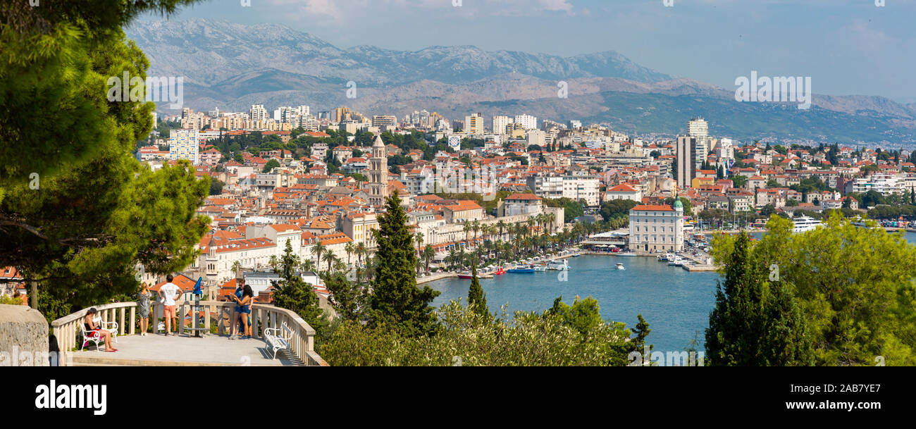 Vista panoramica da sopra la città di Spalato Città e Cattedrale di San Domnio, Split, Dalmazia, Croazia, Europa Foto Stock