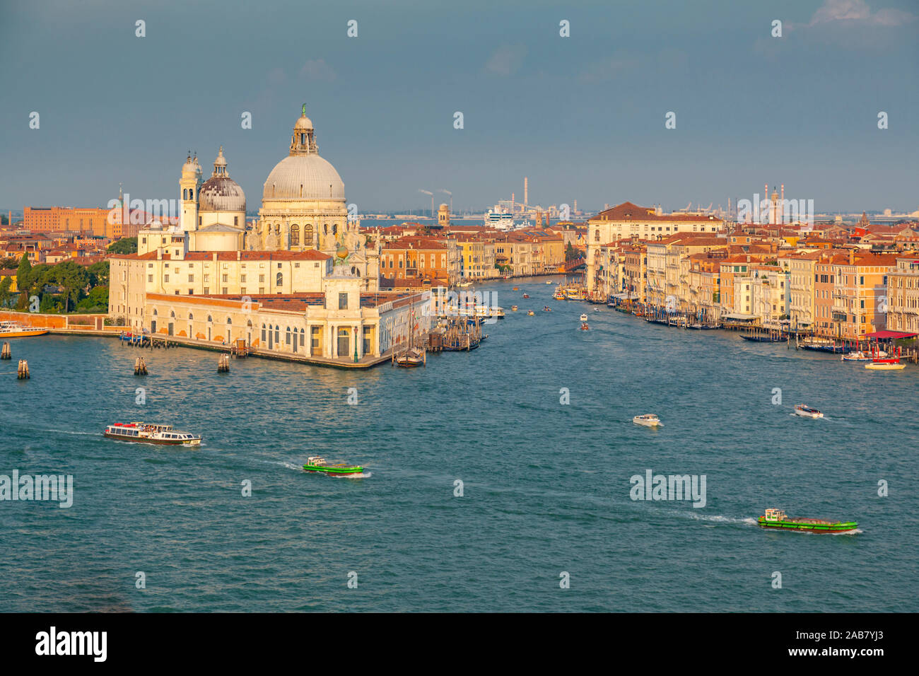 Vista di Venezia dalla nave da crociera allo spuntar del giorno, Venezia, Sito Patrimonio Mondiale dell'UNESCO, Veneto, Italia, Europa Foto Stock