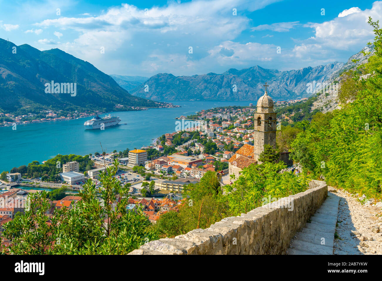 Vista della nave da crociera e la cappella di Nostra Signora della Salvezza che si affaccia sulla Città Vecchia, sito Patrimonio Mondiale dell'UNESCO, Kotor, Montenegro, Europa Foto Stock