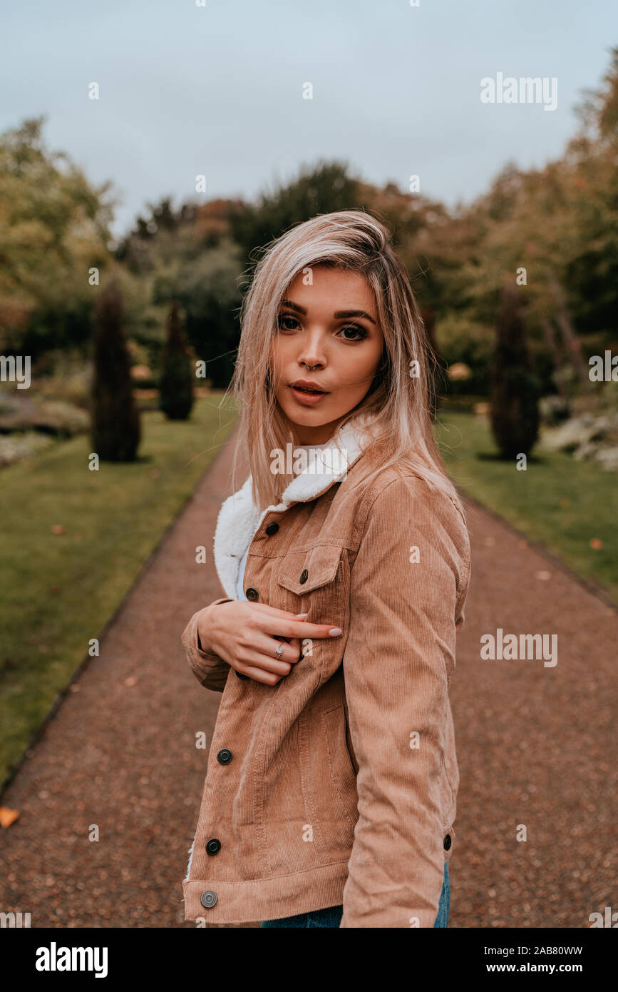 Affascinante Ritratto di giovane donna con capelli biondi, Street Style, ponendo all'aperto Foto Stock