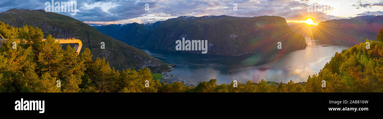 Panoramica aerea del tramonto sul punto di vista Stegastein sopra Aurlandsfjord, Sogn og Fjordane county, Norvegia, Scandinavia, Europa Foto Stock