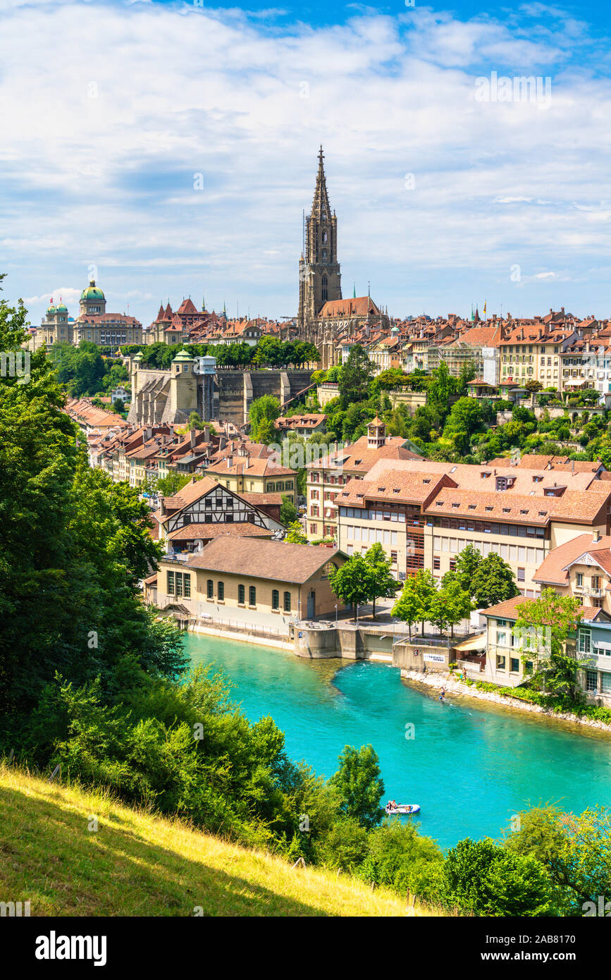 Fiume Aare con Munster Cathedral e il centro della città in background, Berna, Canton Berna, Svizzera, Europa Foto Stock