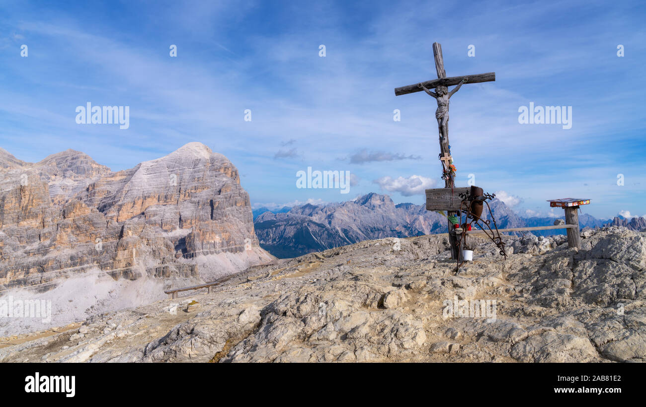 Croce di vetta del Monte Lagazuoi, Dolomiti, Italia, Europa Foto Stock