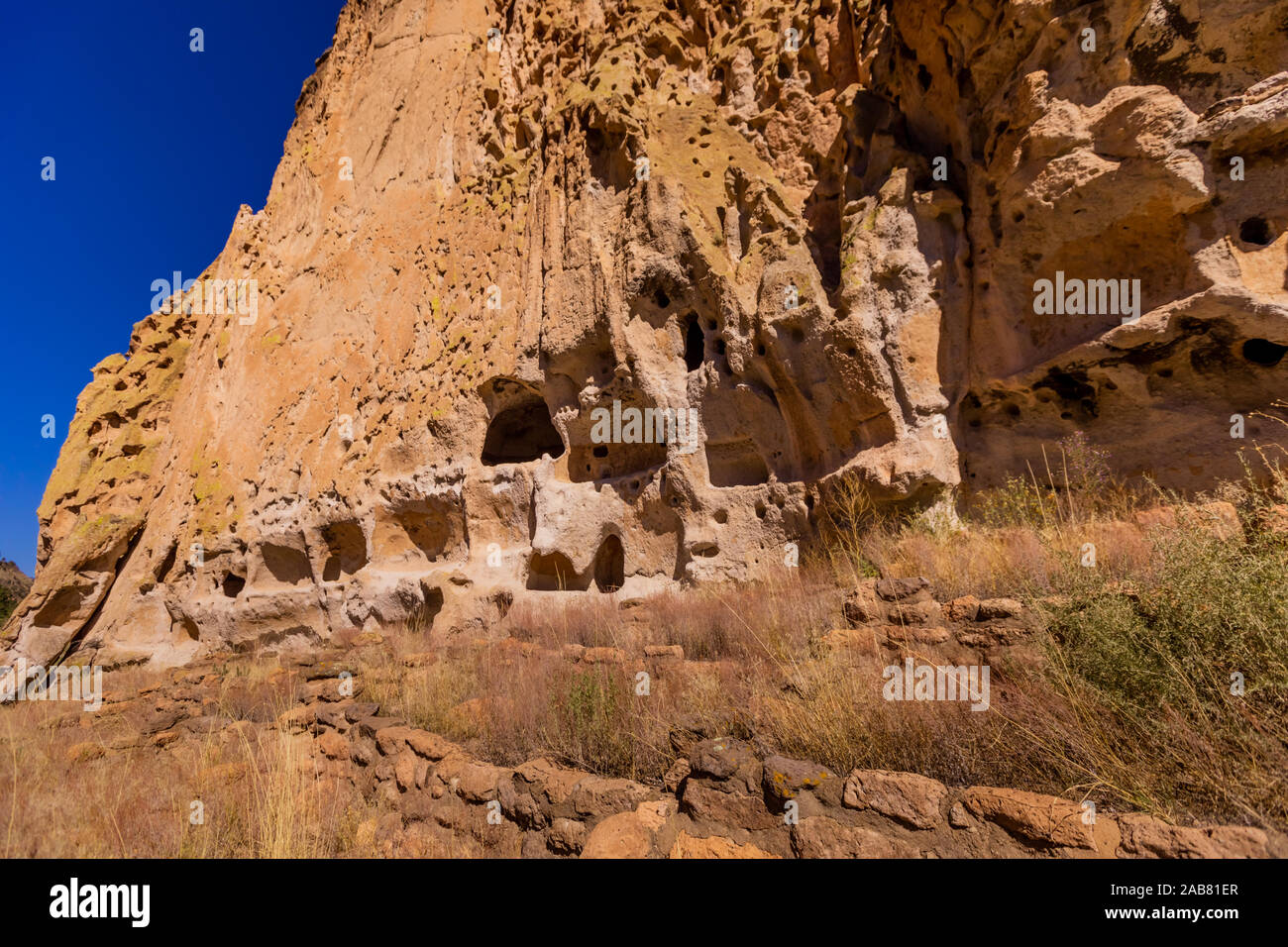 Insediamenti rupestri sull'Cliffside degli Indiani Pueblo rovine di Bandelier National Monument, Nuovo Messico, America del Nord Foto Stock