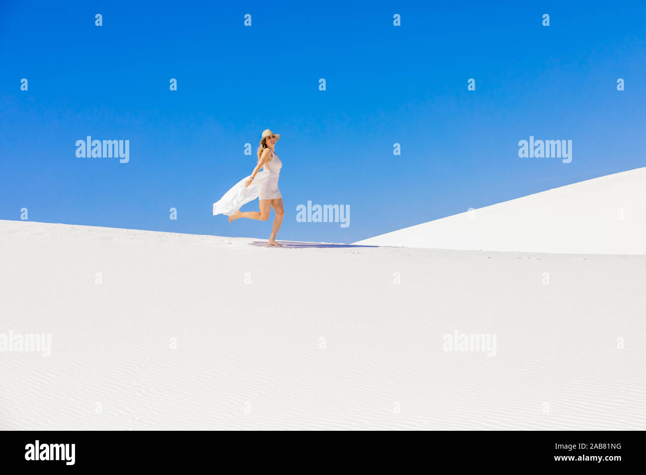 Donna che cammina attraverso il gesso duna di sabbia, White Sands, Nuovo Messico, America del Nord Foto Stock