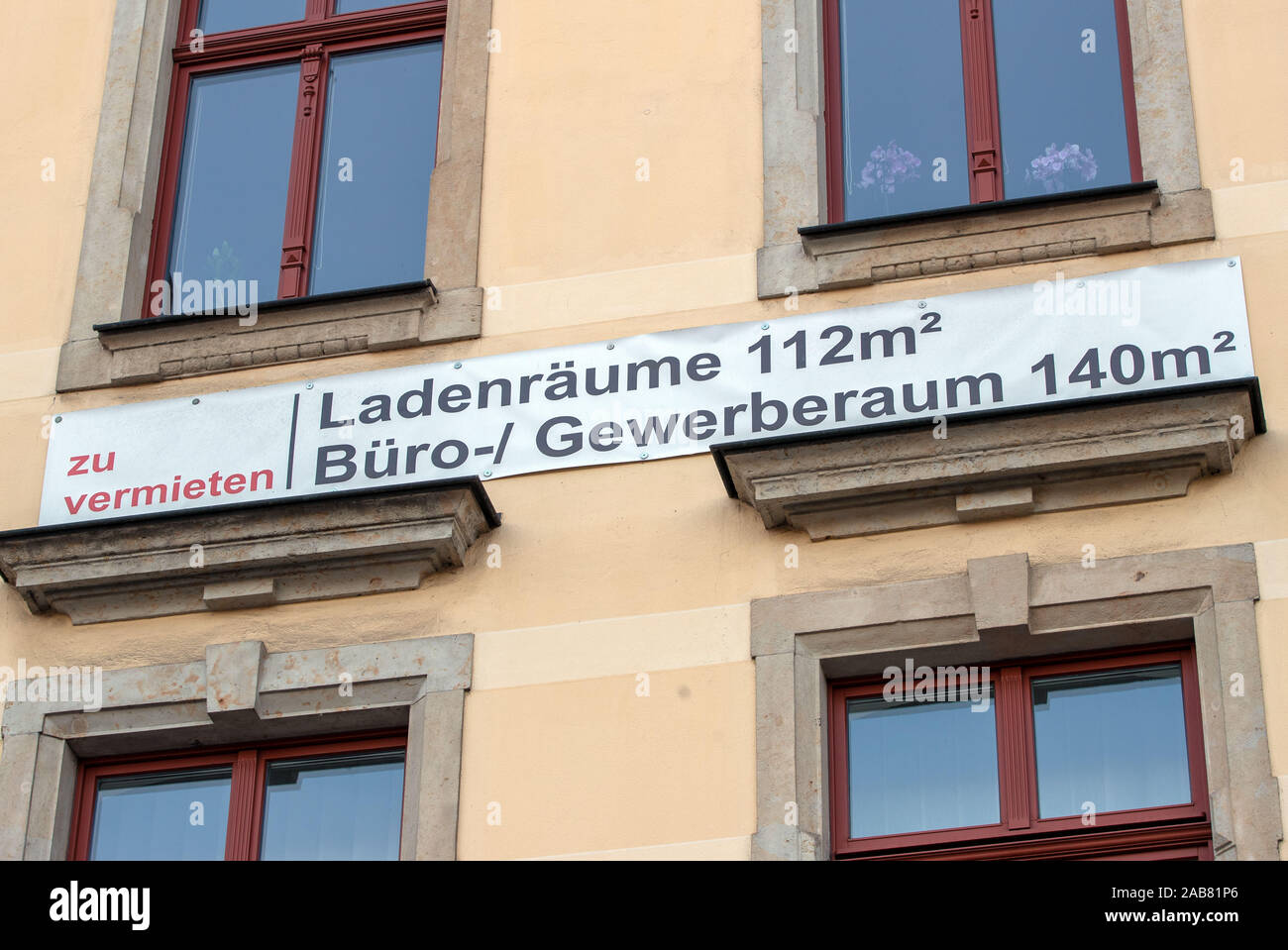 15 ottobre 2019, in Sassonia, Meißen: un banner pubblicitario di una società immobiliare può essere visto in una zona residenziale e di edificio commerciale. Foto: Jens Büttner/dpa-Zentralbild/ZB Foto Stock