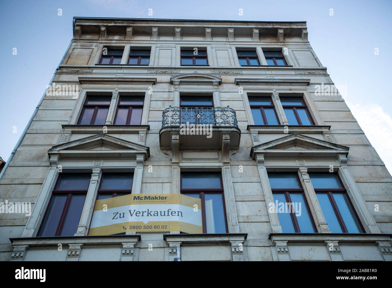 15 ottobre 2019, in Sassonia, Meißen: un banner pubblicitario di una società immobiliare può essere visto in una zona residenziale e di edificio commerciale. Foto: Jens Büttner/dpa-Zentralbild/ZB Foto Stock