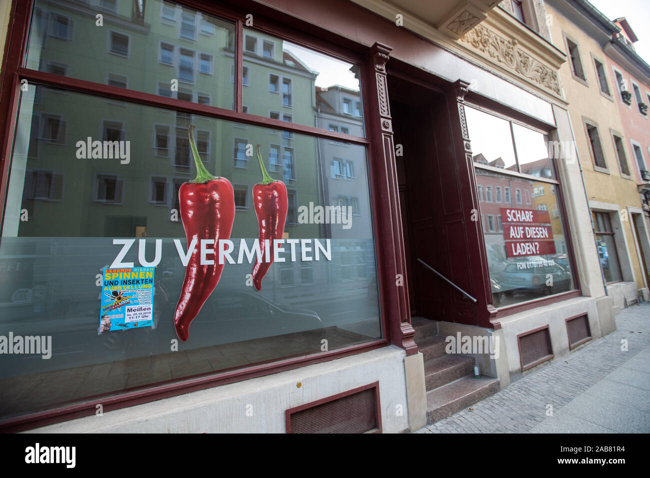 15 ottobre 2019, in Sassonia, Meißen: un banner pubblicitario di una società immobiliare può essere visto in una zona residenziale e di edificio commerciale. Foto: Jens Büttner/dpa-Zentralbild/ZB Foto Stock