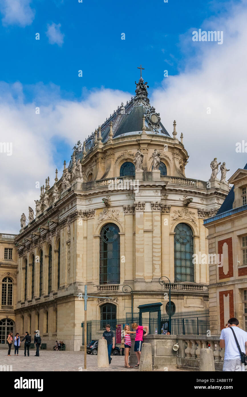Ottima vista della cappella reale della famosa reggia di Versailles in formato verticale. Il monumento storico e Patrimonio Mondiale dell'UNESCO è stata ... Foto Stock