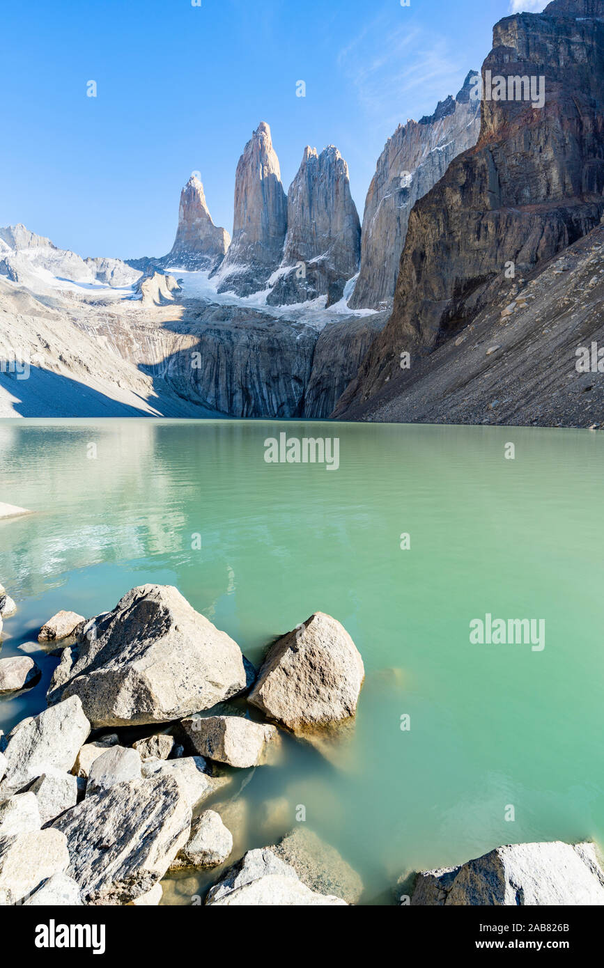 Base Mirador Las Torres e glaciale Lago verde e le tre torri in background, Parco Nazionale Torres del Paine, Cile, Sud America Foto Stock