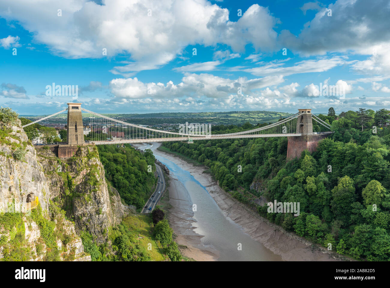 Historic Clifton Suspension Bridge da Isambard Kingdom Brunel abbraccia l'Avon Gorge con il fiume Avon sotto, Bristol, Inghilterra, Regno Unito, Europa Foto Stock