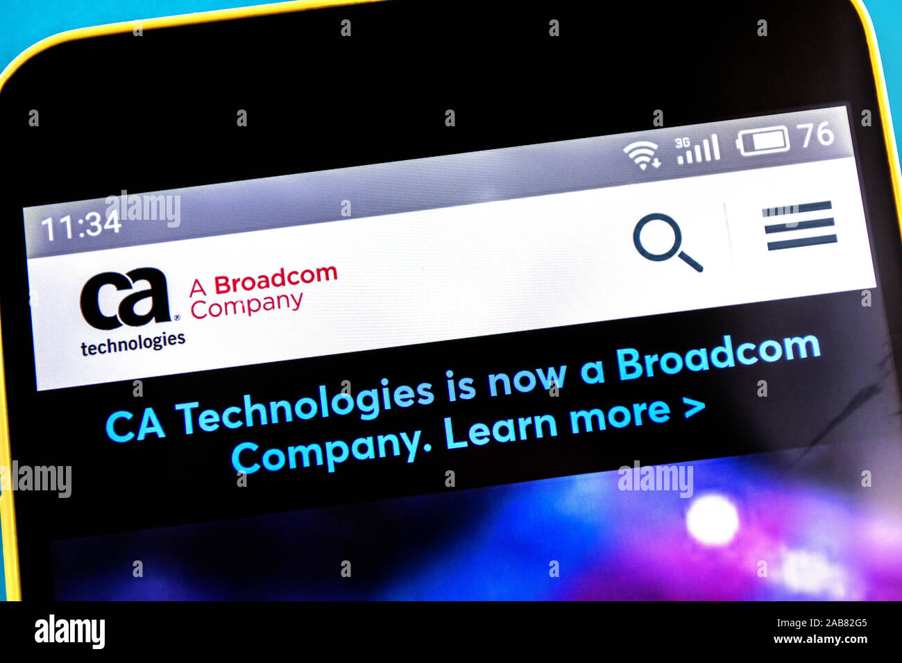 Berdyansk, Ucraina - 25 Aprile 2019: Editoriale illustrativa di CA website homepage. Logo CA visibile sullo schermo del telefono. Foto Stock