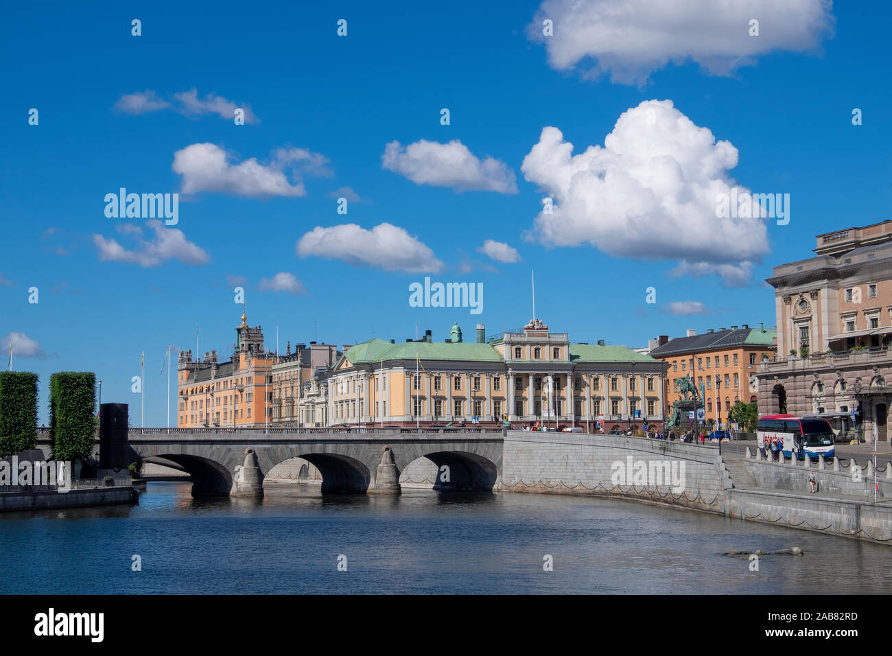 Vista città con ponte che conduce alla città vecchia di Stoccolma, Svezia, Scandinavia, Europa Foto Stock